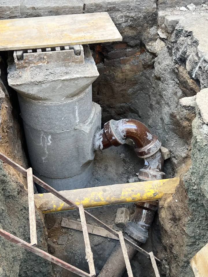 Kameninové potrubí kanalizační přípojky napojené do betonové šachty ve výkopu