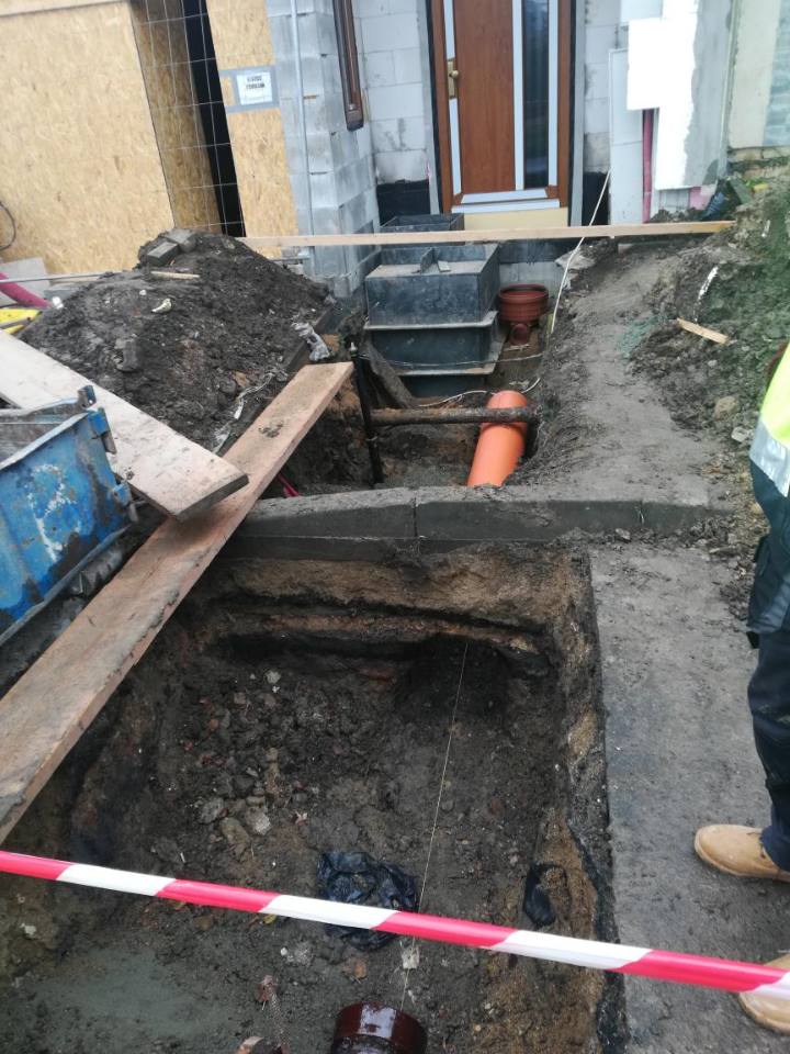 Výkop kanalizační přípojky od ulice k novostavbě rodinného domu